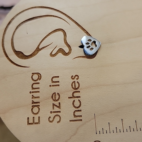 Pawprint Heart Stud Earrings, unisex - Picture 3 of 6